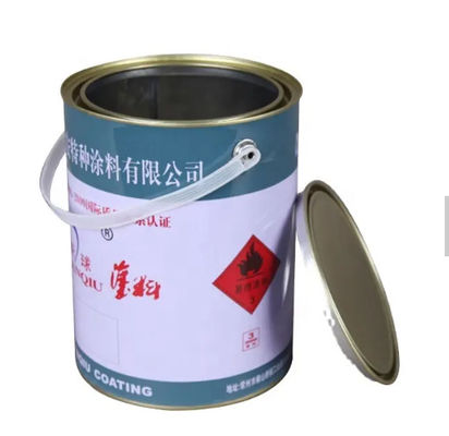 Các thùng 5 lít bằng nhựa với nắp cầm nhựa để lưu trữ sơn