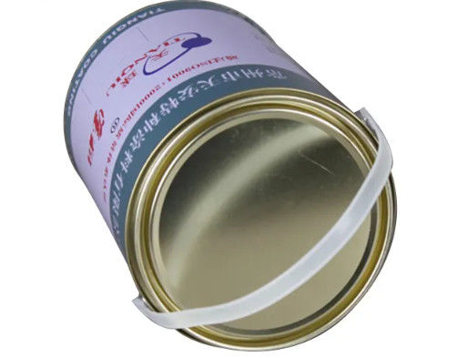 Các thùng 5 lít bằng nhựa với nắp cầm nhựa để lưu trữ sơn